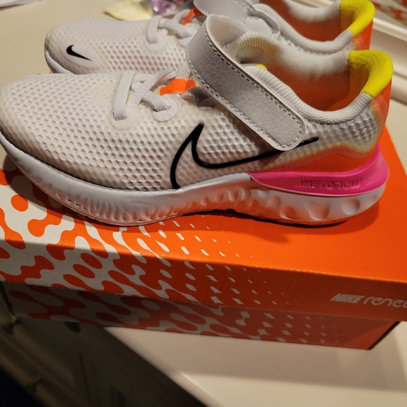 Nike Renew Run (PSV) size 12- NEW - Picture 2 of 5
